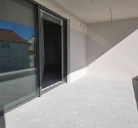 Balkon 3pokojového bytu ve městě Srima se vstupem přes velké posuvné dveře.