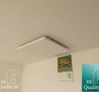 Stropní panel s kalendářem na stěně v Chatě.