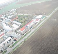 Letecký pohled na průmyslovou oblast v Senci blízko Slunečních jezer SEVER.