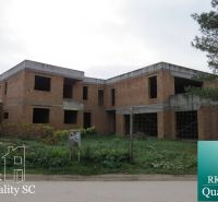 Nedokončený rodinný dům na ulici Záhumenská, Kráľová pri Senci, bez fasády nebo oken.