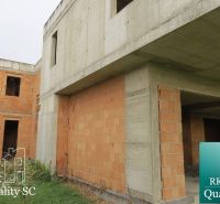 Nedokončená stavba rodinného domu na Záhumenské ulici v Králové u Sence.