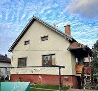 Rodinný dům ve městě Tureň na ulici Tureň, s travnatou zahradou a sušičkou prádla.