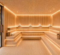 Interiér luxusní sauny s dřevěným dekorem a relaxační atmosférou v rámci výstavby bytů.
