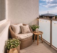 Balkon 4pokojového bytu s ratanovým nábytkem a dekoracemi v příjemném stylu.