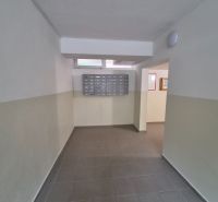 Chodba s poštovními schránkami ve 2-pokojovém bytě.