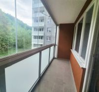 Balkon 2pokojového bytu s výhledem na zeleň ve Čtvrti SNP v Trenčianských Teplicích.