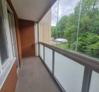 Zasklený balkon 2pokojového bytu s výhledem na les v Trenčianských Teplicích, Čtvrť SNP.