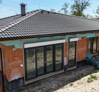 Rodinný dům v Bernolákově ve výstavbě s keramickou střechou a francouzskými okny.