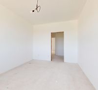 Interiér rodinného domu s prázdnou místností a betonovou podlahou.