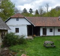 Tradiční rodinný dům v Bukovci s historickými prvky a zahradou na venkově.
