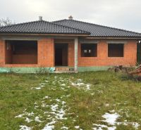 Nedokončený rodinný dům v Dúbravce, s černou střechou a prázdnými okny, v zimní zahradě.