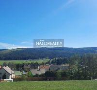 Pozemky na bydlení v Gánovcích s panoramatickým výhledem na zelené kopce.