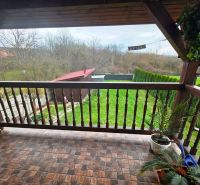 Balkon rodinného domu v Klokočově s výhledem na zahradu a zeleň.