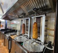 Kuchyně v gastro prostorech se zařízením na přípravu kebabu, včetně odsavače par.