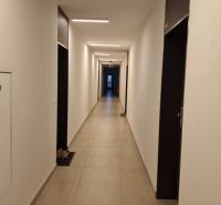 Chodba v 2-pokojovém bytě s jednoduchým interiérem a dlažbou na podlaze.