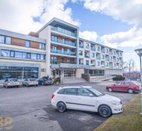 Rekreační apartmán ve Staré Lesné s parkovištěm před budovou a pěknou scenérií.