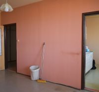 Interiér 3-pokojového bytu s barevnými stěnami a kuchyňskou linkou.