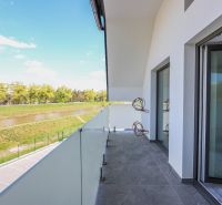 Balkon s výhledem na řeku ze 4pokojového bytu, zábradlí ze skla.