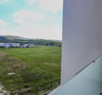 Výhled ze 4pokojového bytu na Moravanské ulici v Banke, zelená pole a krajina.