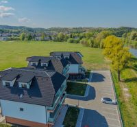 Novostavby u řeky na Moravanské ulici v Bance s parkovacími místy.