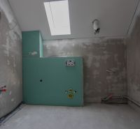 Rekonstrukce koupelny ve 4-pokojovém bytě s instalací sádrokartonu.