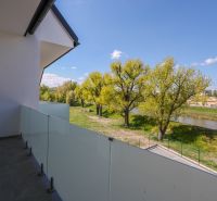 Balkón s výhledem na řeku a zeleň u Moravanské ulice v Banke.