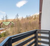 Balkon 4pokojového bytu ve Vyšných Hágoch s výhledem na les a hory.