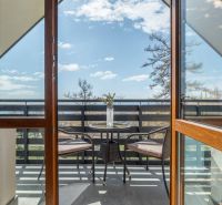 Balkon se stolkem a židlemi ve 4pokojovém bytě ve Vyšných Hágoch.
