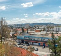 Pohled na Poprad z Partizánské ulice ukazuje 4pokojové byty a přeplněné parkoviště.