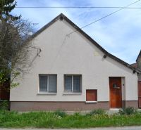 Rodinný dům v Horních Salibách s jednoduchou fasádou a předzahrádkou.