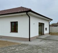 Rodinný dům na Hlavní ulici ve Vlčanech s podlahou s dřevěným dekorem a terasou.