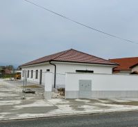 Rodinný dům na Hlavní ulici ve Vlčanech, bílá fasáda, červená střecha.