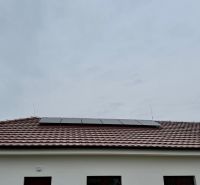 Rodinný dům na Hlavní ulici ve Vlčanech se solárními panely na střeše.