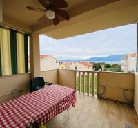 Rekreační apartmán na Brači: terasa s výhledem na moře a podlaha s dřevěným dekorem.