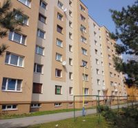 Bytový dům na ulici G.Svobody v Prešově, obklopený zelení a chodníkem.
