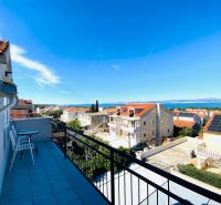 Brač nabízí z rekreačního apartmánu krásný výhled na moře a střechy domů.