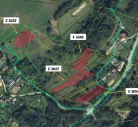 Mapa zemědělských a lesních pozemků v oblasti Svrčinovce s identifikačními označeními.