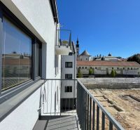 Balkon 2pokojového bytu na Jarkově ulici v Prešově s výhledem na městskou panoramu.