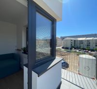 Balkon z 2pokojového bytu s výhledem na ulici Jarková v Prešově.