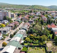 Letecký pohled na Rodinné domy na Hollého ulici ve Stupavě s krásnou zahradní architekturou.
