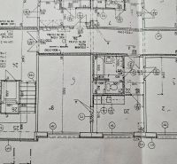 Půdorys 2-pokojového bytu znázorňující rozložení místností a instalací.