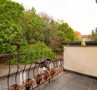 Balkon 3-pokojového bytu na Beblavého ulici v Bratislavě nabízí výhled na zeleň.