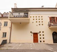 Beblavého, Bratislava - Staré Mesto: Fasáda budovy s balkony a parkovištěm před vchodem.