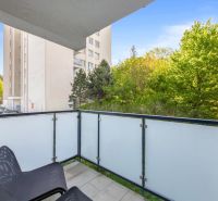 Balkon 2-pokojového bytu v Bratislavě - Starém Městě s výhledem na zeleň a budovu.