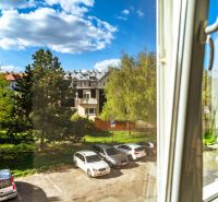Pohled z okna na parkoviště a zeleň na Krivé ulici, Košice - městská část Jih.