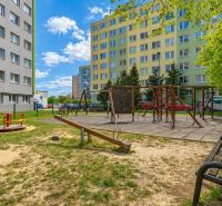 Dětské hřiště mezi bytovkami na Křivé ulici, Košice - městská část Jih.
