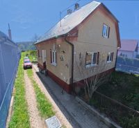 Rodinný dům v obci Svinná se zahradou a parkovací plochou na dvoře.