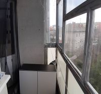 Zasklený balkon v 2-pokojovém bytě s výhledem v Nových Zámcích, komoda, řetěz.
