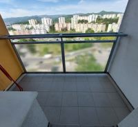 Balkon v 1-pokojovém bytě s výhledem na sídliště Banské Bystrice na Sitnianské ulici.