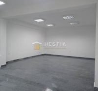 Prostorná místnost s bílými stěnami a podlahou s kamenným vzhledem v Pozemky - komerční.
